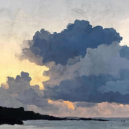 Un enorme banco di nuvole grigio azzurre che cresce sul mare, con la base che cattura l'ultima luce calda del giorno