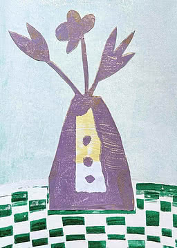 En vase med blomster i klippet papir i lilla på bleg blå, med et grønt og hvidt tern som dug ud over begge kanter