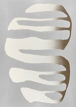 Breite cremefarbene Finger die Mitte eines blassgrauen Grundes hinab, an den rechten Kanten zu sanfter Bronze dunkelnd