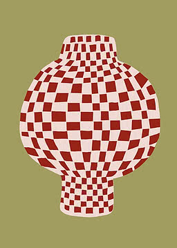 Un jarrón de panza redonda cubierto de borde a borde por un damero rojo y crema que se curva con su forma, sobre un fondo oliva plano