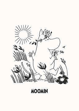 Sort-hvid Mumi-illustration i blomstereng med sol, blomsterkrans og blomst i hånden