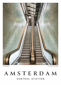 Poster mit Rolltreppen im Amsterdamer Hauptbahnhof, von unten zwischen glänzenden Wänden