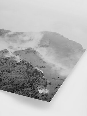 Schwarz-weißes Poster mit nebligen, schneebedeckten Berggipfeln