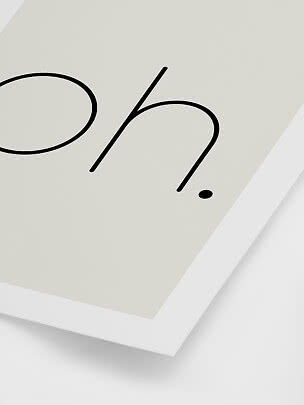 Close-up van minimalistische poster met zwarte letters op lichte achtergrond in witte lijst