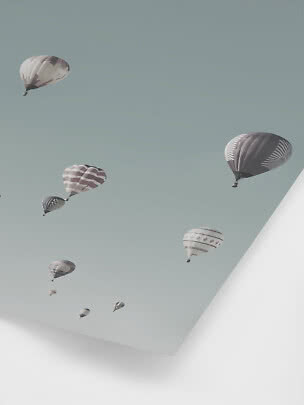 Plafond met meerdere luchtballonnen tegen een lichtblauwe lucht