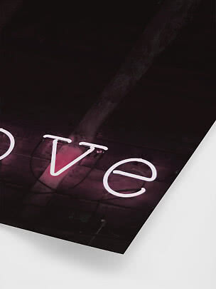Lettere al neon rosa su soffitto in legno scuro, viste dal basso