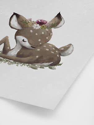 Illustration eines schlafenden Rehkitzes mit Blumenkranz auf weißem Hintergrund