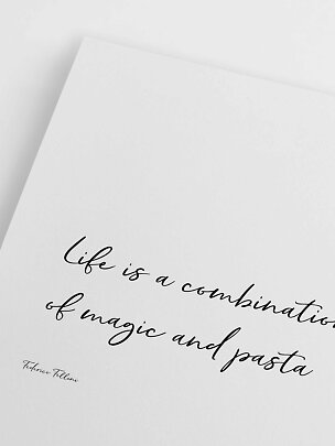 Poster tipografico bianco con citazione in corsivo nero di Federico Fellini