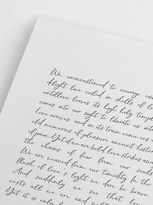 Nahaufnahme von weißem Papier mit handgeschriebenem Text in schwarzer Kalligrafie