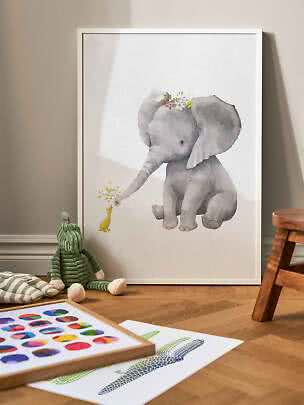 Gerahmtes Kinderposter mit grauem Elefanten mit Blumenkranz, der einem gelben Küken eine Blume reicht