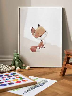 Poster per bambini incorniciato con piccola volpe in stile acquerello, appoggiato alla parete