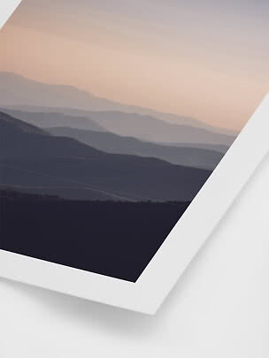 Gerahmter Print mit geschichteten Bergsilhouetten in Rosa- und Dunkeltönen