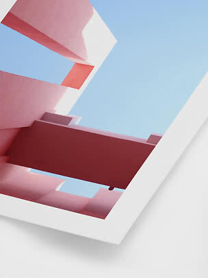 Architettura astratta con forme rosa, rosse e bianche contro un cielo azzurro limpido