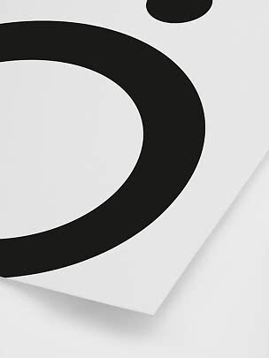 Poster bianco con grande forma grafica curva nera e piccolo ovale nero in alto