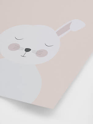 Poster con coniglio bianco addormentato su sfondo rosa chiaro