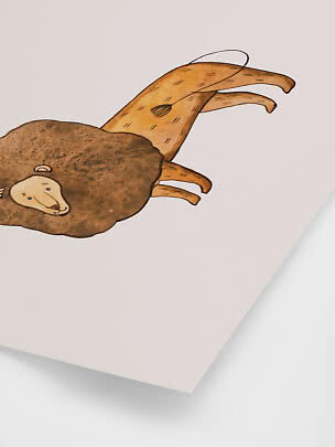 Illustrazione di una pecora marrone con zampe lunghe su sfondo chiaro