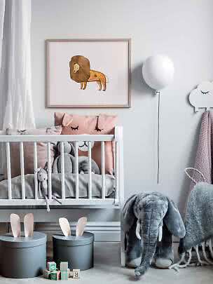 Cameretta con lettino bianco e poster con leone incorniciato alla parete