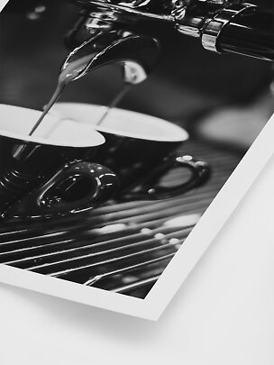 Primo piano in bianco e nero di una macchina per espresso che versa caffè in due tazze
