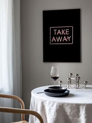 Gerahmtes schwarzes Poster mit pinker Neonaufschrift „TAKE AWAY“ über einem gedeckten Tisch