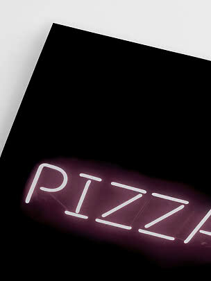 Enseigne lumineuse rose indiquant « PIZZA » sur fond noir