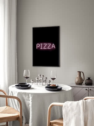 Affiche encadrée avec texte néon rose « PIZZA » au-dessus d’une table dressée