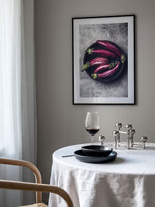 Affiche de cuisine encadrée avec aubergines violettes au-dessus d’une table dressée