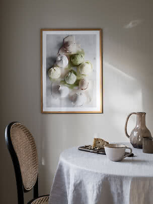 Affiche encadrée de boules de glace fondantes au mur au-dessus d’une table