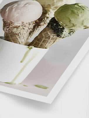 Tre coni gelato con gusti rosa, vaniglia e verde in una scatola bianca, con codette e cioccolato