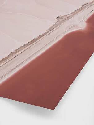 Abstrakte Luftaufnahme eines rosa Ufers mit rotem Wasser auf Leinwand