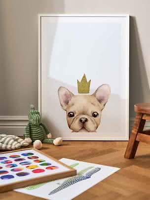 Indrammet plakat med fransk bulldog og gylden krone, stående på gulvet i et børneværelse