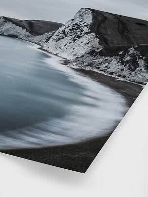 Póster de paisaje costero con acantilados blancos y mar en calma en tonos gris azulado