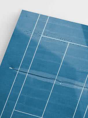 Nahaufnahme eines blauen Solarmoduls mit sichtbaren Rissen und Kratzern