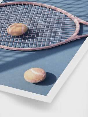 Racchetta da tennis rosa con due palline su campo blu