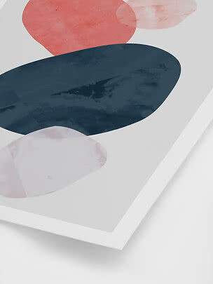 Poster astratto con forme organiche corallo, blu scuro e rosa chiaro su sfondo bianco