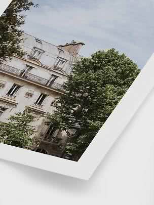 Gedrucktes Foto eines klassischen Gebäudes mit Bäumen und Straßenlaterne unter blauem Himmel