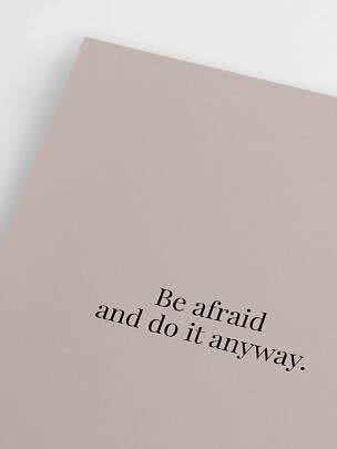 Jasnoróżowy plakat z czarnym napisem: „Be afraid and do it anyway.”