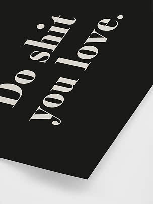 Sort plakat med hvid typografi og teksten "Do shit you love" i nærbillede