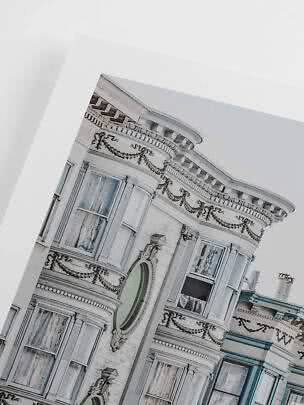 Schräges Foto einer verzierten Fassade mit Erkern und klassischem Dekor