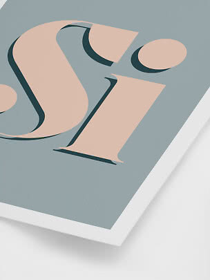 Abstraktes Typografie-Poster mit beigen Buchstaben auf staubblauem Hintergrund