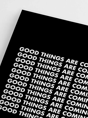 Póster negro con texto blanco repetido “GOOD THINGS ARE COMING” sobre fondo claro