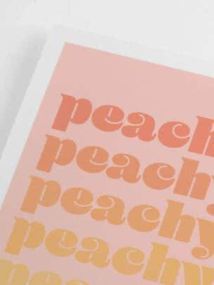 Primo piano di un poster con la parola "peachy" ripetuta in arancione e giallo su sfondo rosa