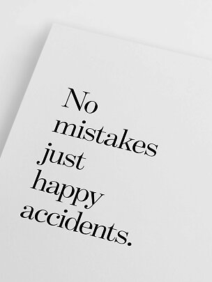 Hvid plakat med sort tekst: “No mistakes just happy accidents.”