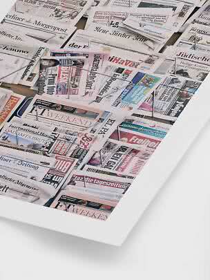 Vue de dessus d’un présentoir rempli de journaux et magazines internationaux