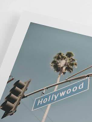 Tirage photo d’un panneau Hollywood avec feu tricolore et palmier sur fond de ciel bleu