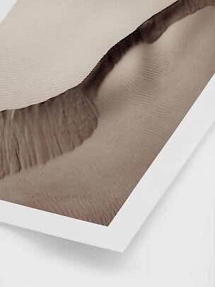 Gerahmter Kunstdruck mit abstraktem Sanddünenmotiv in Beige- und Brauntönen