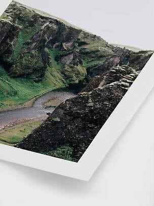 Indrammet landskabsfoto af grønne klipper og en snoet flod