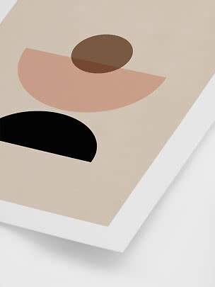 Abstrakt plakat med geometriske former i beige, rosa, brun og sort i hvid ramme