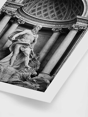 Photo en noir et blanc d'une statue classique avec colonnes et plafond en coupole