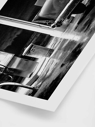 Zwart-wit poster van een tankstation 's nachts met auto, pomp en nat asfalt