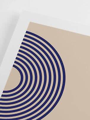 Abstracte poster met blauwe concentrische halve cirkels op beige achtergrond